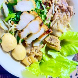 เตี๋ยวเรือหมูกรอบ
