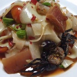 ยำเส้นใหญ่ใส่ปลาหมึกกรอบ