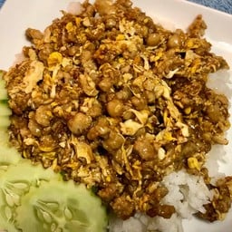 ข้าวหมูสับกระเทียมพริกไทยคลุกไข่