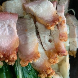 หมี่เกี๊ยวหมูกรอบ