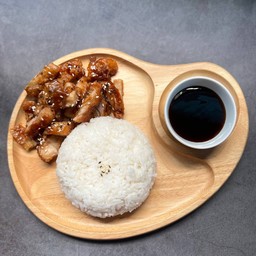 ข้าวไก่กรอบคลุกซอสการ์ลิค