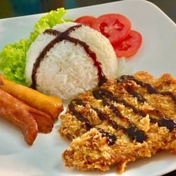 ข้าวหมูทอด ไส้กรอก 2 ชิ้น