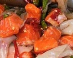 ยำแซลมอนเส้นใหญ่ซีฟู้ด