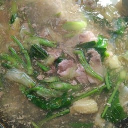 ราดหน้าหมูชิ้นเส้นใหญ่
