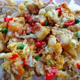 หมูกรอบผัดไข่ (ราดข้าว)