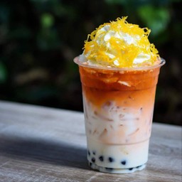 ชาเย็นลาเต้วิปครีมฝอยทองบุกบราวน์ชูการ์