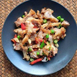 หมูกรอบคั่วพริกเกลือ