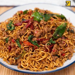 มาม่าผัดกระเพราหมูสับ