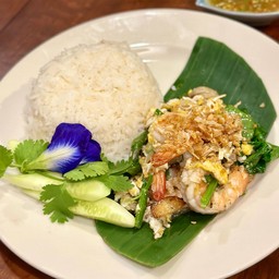 Rice topped with Stri-Fried and eggอข้าวหน้าไข่