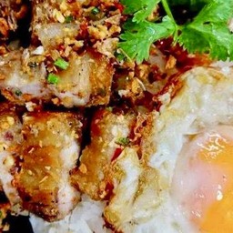 หมูกรอบคั่วพริกเกลือ+ไข่ดาว ราดข้าว