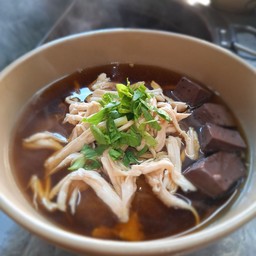 ก๋วยเตี๋ยวไก่ฉีก+เลือด