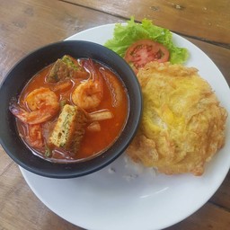 ข้าวไข่เจียว+แกงส้มกุ้งสดไข่ชะอม