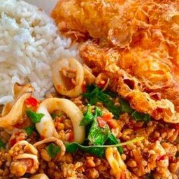 กระเพราหมูสับปลาหมึกไข่เจียวราดข้าว