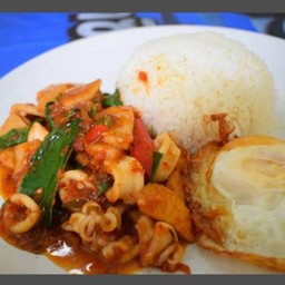 ข้าว+ปลาหมึก ผัดพริกแกง