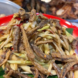 ตำมะม่วงปลาร้าปลากรอบ