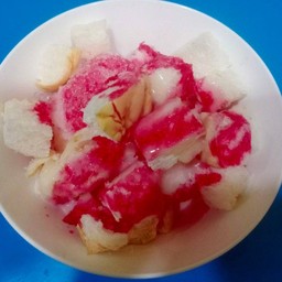 ปังเย็น ขนมปัง น้ำแดง(เฮลบลูบอย) ราดนม