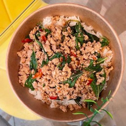 กะเพรา ราดข้าว หมู, ไก่