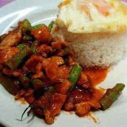 ข้าวผัดพริกแกงหมูกรอบ