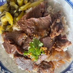 ข้าวหน้าเนื้อตุ๋น