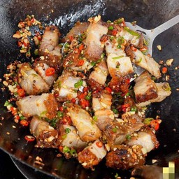 ข้าวราดหมูกรอบผัดพริกเกลือ