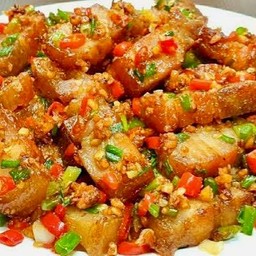 หมูกรอบคั่วพริกเกลือเป็นกับข้าว
