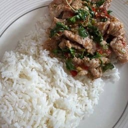 ข้าวผัดกะเพราหมูชิ้น