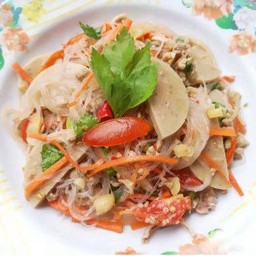ยำวุ้นเส้นเส้น หมูยอ ไส้กรอก ปูอัด