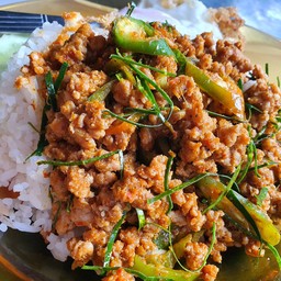 คั่วกลิ้งหมูสับราดข้าว