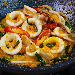 ปลาหมึกผัดไข่เค็ม