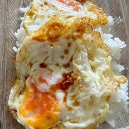 ข้าวราด ไข่ดาวทอดรวมกัน 2 ฟอง กล่องใหญ่