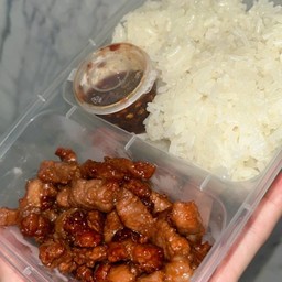 ข้าวเหนียวเนื้อทอดฉ่ำๆพร้อมน้ำจิ้มแจ่ว