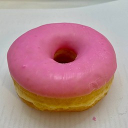 โดนัทริงเคลือบ ช็อกโกแลตสตรอว์เบอร์รี่