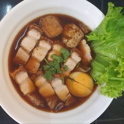 ก๋วยจั๊บ หมูกรอบล้วน (ใส่หมูกรอบ,ไข่,เต้าหู้)
