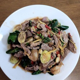 ข้าวผัดเผ็ดเนื้อ