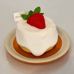 Strawberry whipcream cake