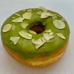 โดนัทริงเคลือบ ช็อกโกแลตชาเขียวอัลมอนด์สไลด์