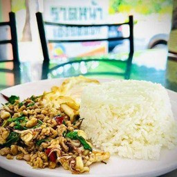 ข้าวกะเพราหมึกหมูสับ สูตรเฮงยอดผัก