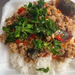 ข้าวกะเพราหมูสับไข่เยี่ยวมา