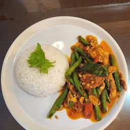 ข้าวผัดพริกแกงหมู