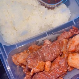 ข้าวเนียวหมูทอดฉ่ำๆพร้อมน้ำจิ้มแจ่ว