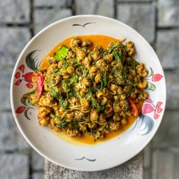 แกงคั่วหอยหนาม กับข้าว