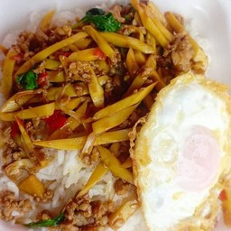 กะเพราหน่อไม้หมูสับ
