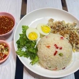 ข้าวคลุกพริกเกลือหน้าหอยลาย