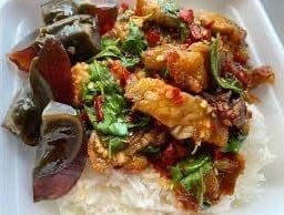 กระเพราหมูกรอบไข่เยี่ยวม้าราดข้าว