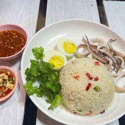 ข้าวคลุกพริกเกลือหน้าปลาหมึก