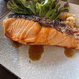 ข้าวแซลมอนย่างซีอิ๊ว