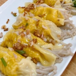 เกี๊ยวต้มไส้ทะลัก ไส้หมูเด้งเห็ดเข็มทอง