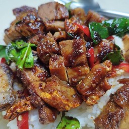 ข้าวพริกเผาหมูกรอบ