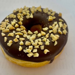 โดนัทริงเคลือบ ช็อกโกแลตถั่ว