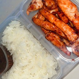 ข้าวเหนียวไก่ทอดฉ่ำๆพร้อมน้ำจิ้มแจ่ว